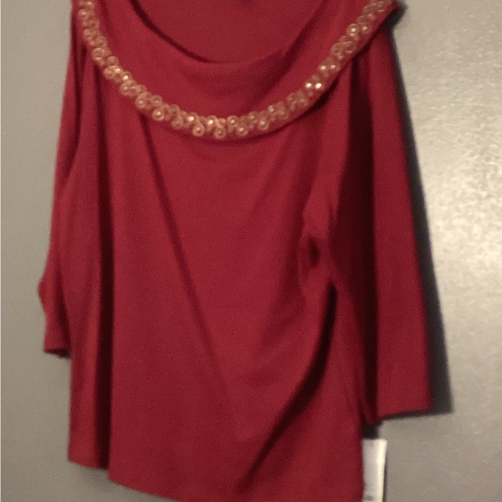 Burgundy women’s 3/4 length sleeve light weight sweater w/wide neckline.